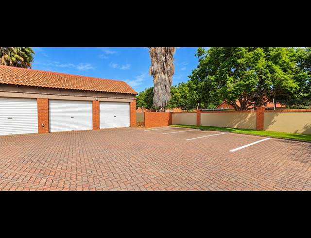 3 BEDROOM TOWNHOUSE FOR SALE IN ECO PARK ESTATE